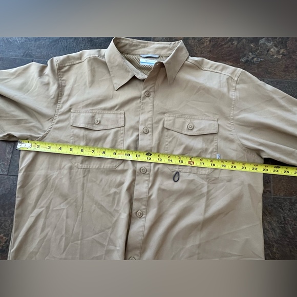 Men’s khaki Columbia long sleeve with Omni shade fishing shirt. Size medium - Picture 12 of 12